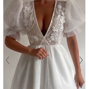 AKSHIA MINI DRESS - PUFF SLEEVE FLORAL DETAIL PLUNGE NECK DRESS IN WHITE Size 6